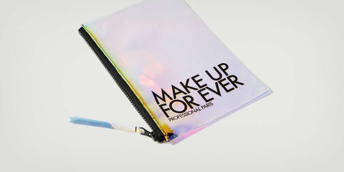 Подарок от Make Up For Ever при покупке продуктов бренда на сумму от 2 500 руб.